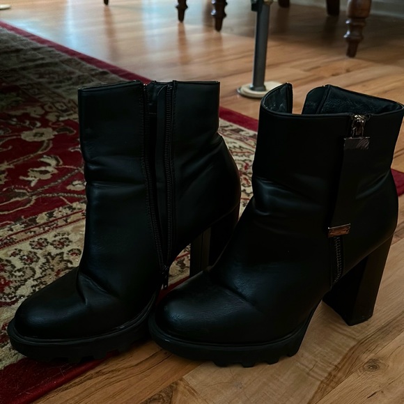 Black faux leather platform ankle boots with gold tassel - Picture 3 of 4